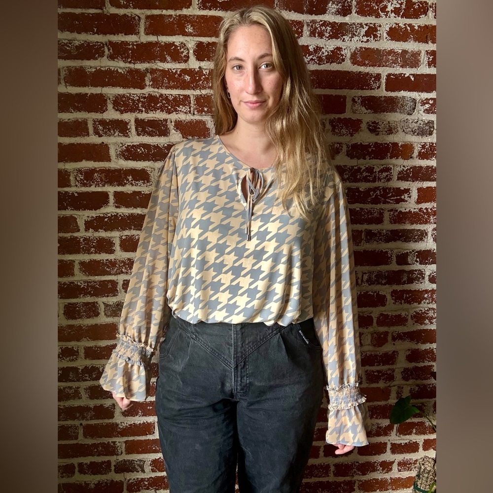 NWT Calvin Klein tan & grey houndstooth pattern blouse with fun sleeves